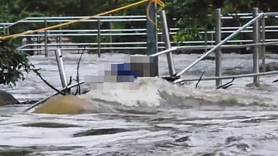 காவிரி வெள்ளம்: மரத்தில் சிக்கியுள்ள உடலை மீட்பதில் காவல் துறை மெத்தனம்!